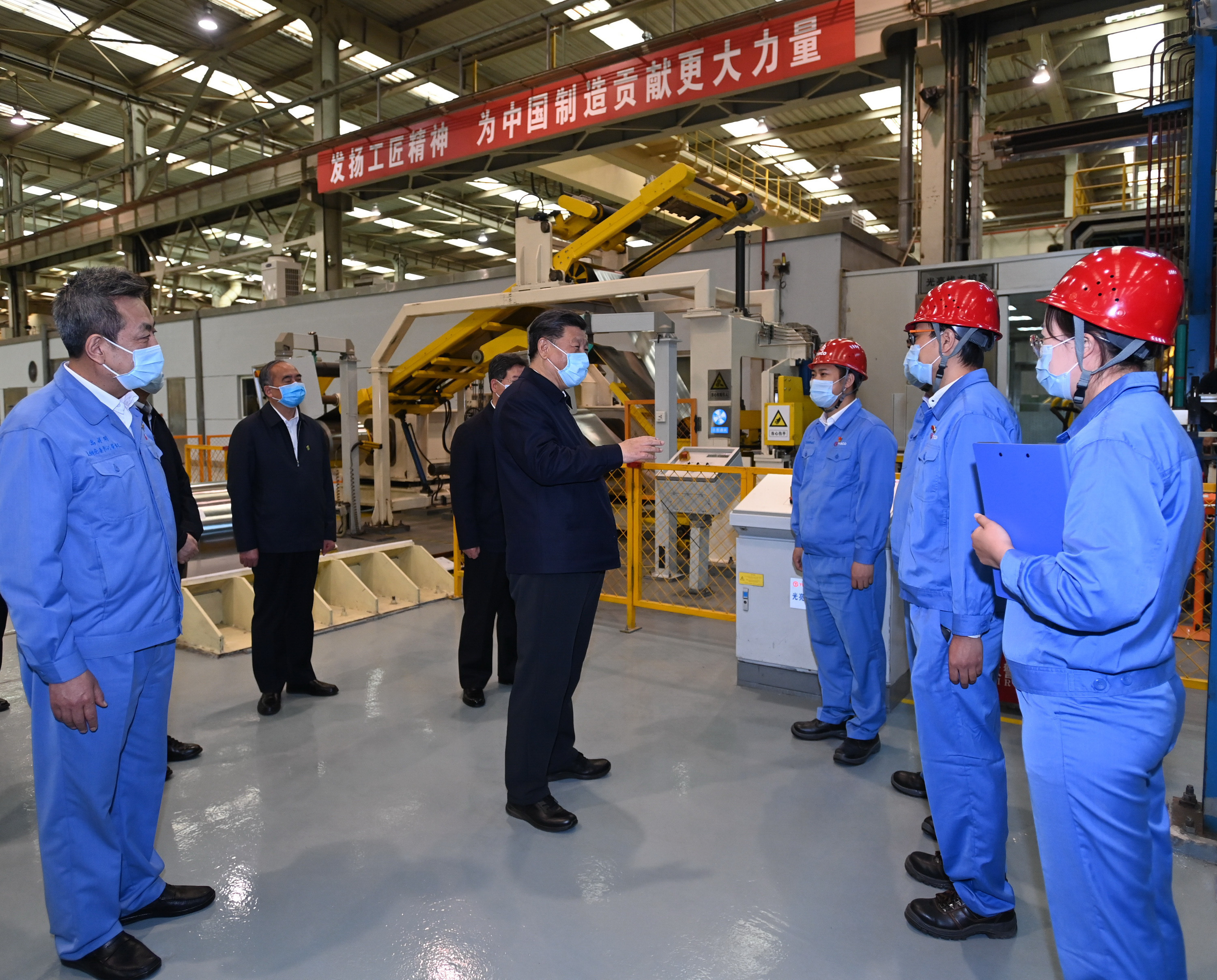 5月11日至12日,，中共中央總書記,、國家主席、中央軍委主席習近平在山西考察,。這是5月12日上午,，習近平在太鋼不銹鋼精密帶鋼有限公司生產(chǎn)車間，了解企業(yè)復工復產(chǎn)情況,。新華社記者 李學仁 攝.JPG