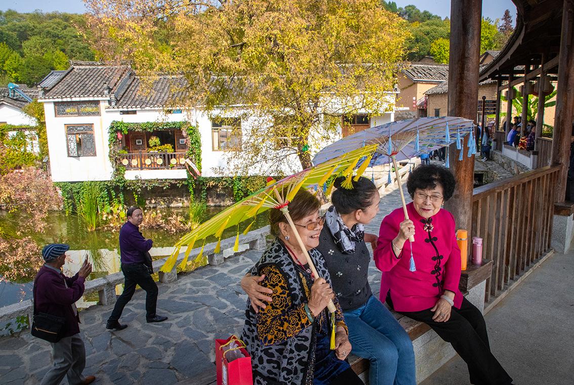 中國鄉(xiāng)村旅游新殺出一匹“黑馬”,，人們都往這跑，深秋旅游真火爆