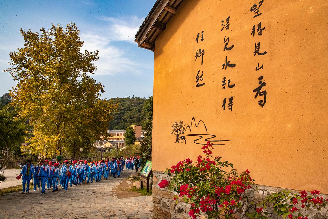 中國鄉(xiāng)村旅游新殺出一匹“黑馬”,，人們都往這跑，深秋旅游真火爆