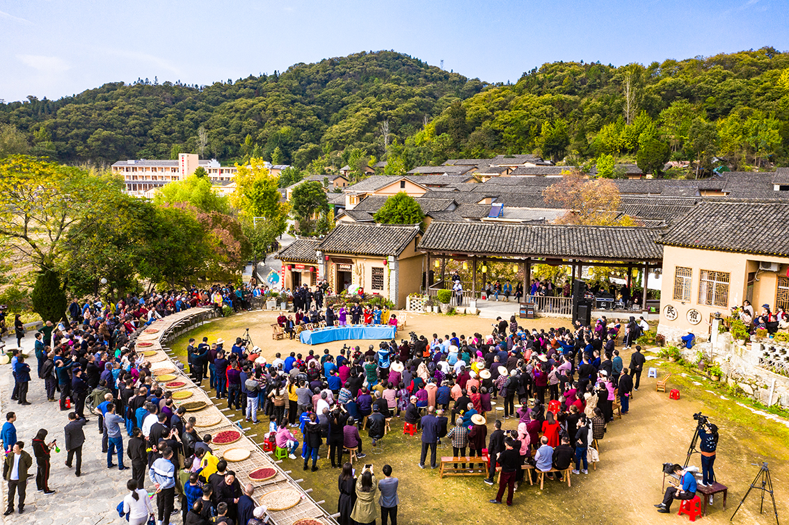 中國鄉(xiāng)村旅游新殺出一匹“黑馬”,，人們都往這跑,，深秋旅游真火爆