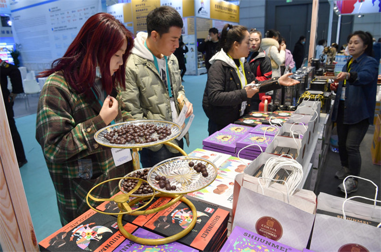 11月16日，觀眾在第七屆絲博會(huì)印度尼西亞展位上參觀選購(gòu)食品,。新華社記者 邵瑞 攝