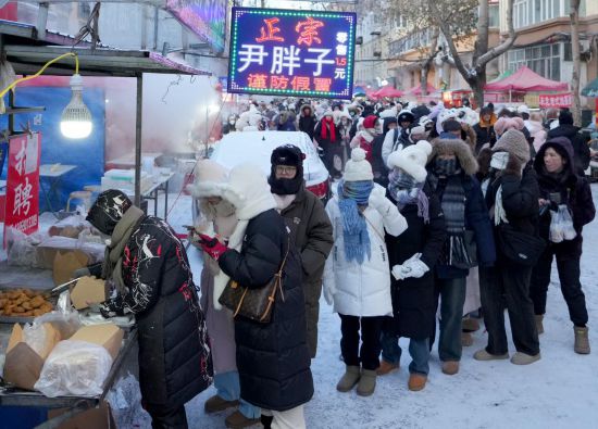 在哈爾濱紅專街早市,，顧客們排起長隊(duì)購買油炸糕（1月22日攝）,。新華社記者 王毓國 攝