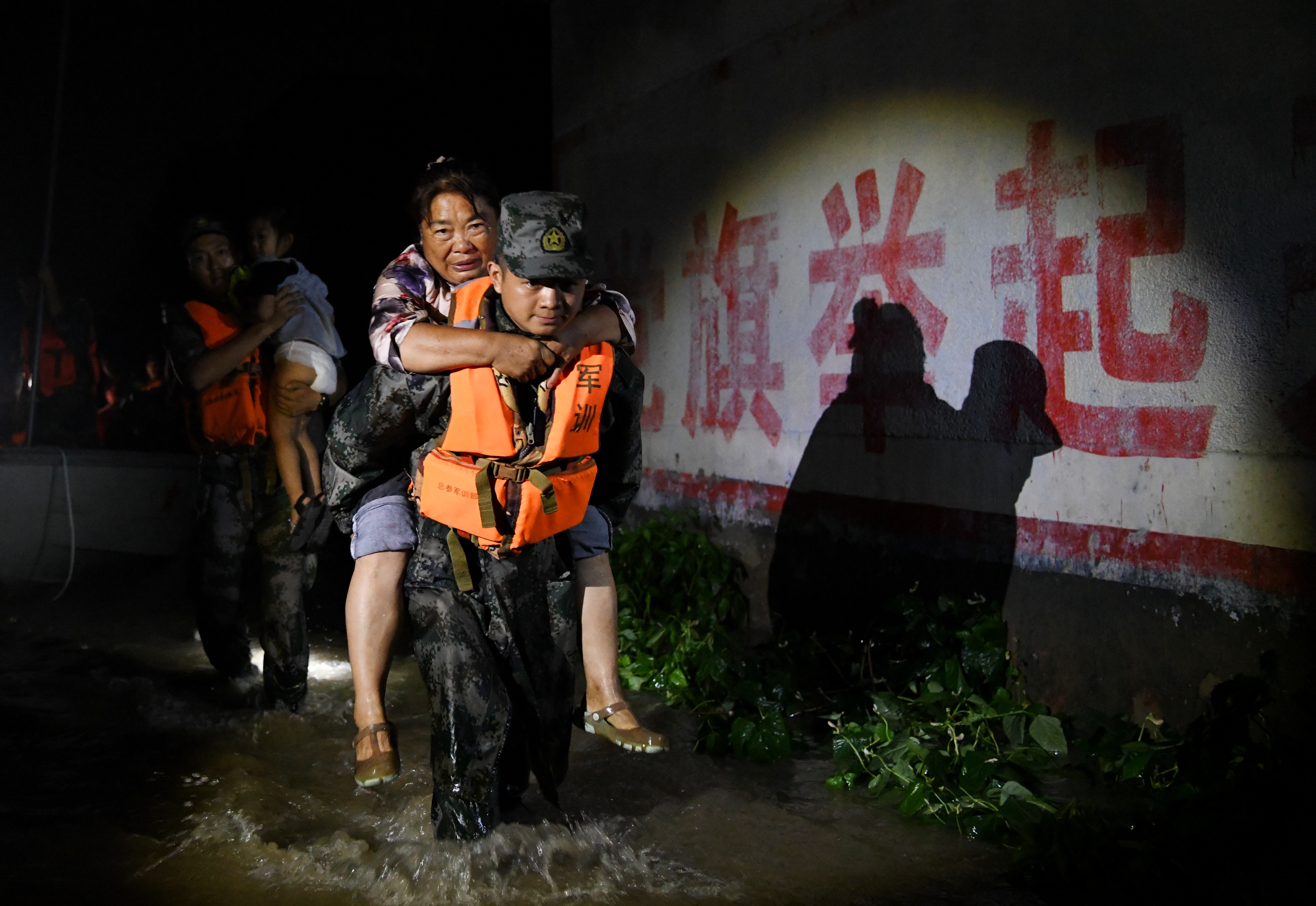 2021 年 7 月,，官兵們轉(zhuǎn)移被洪水圍困的群眾,。 本報記者 聶冬晗 本報通訊員 季鵬.jpeg