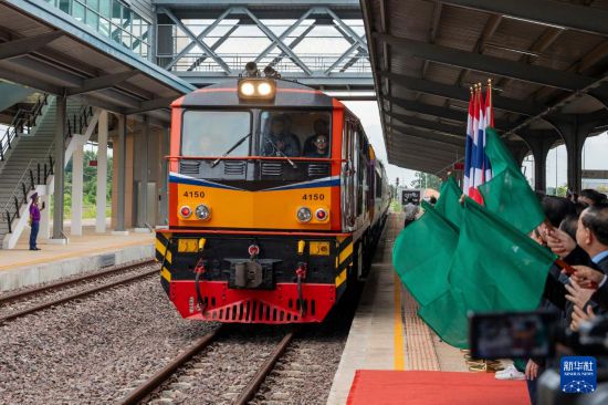   7月20日,，首趟老撾泰國跨境鐵路客運列車抵達老撾萬象坎薩瓦站,。新華社發(fā)（凱喬攝）