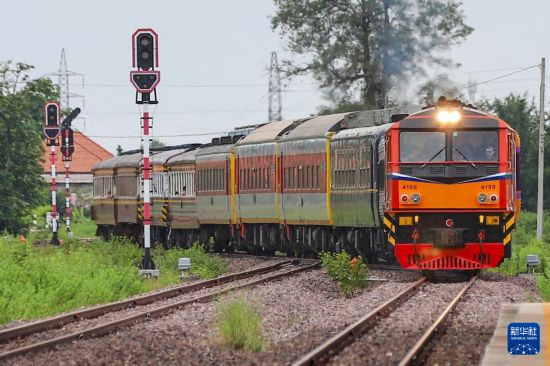   7月20日，首趟老撾泰國跨境鐵路客運列車抵達老撾萬象坎薩瓦站,。新華社發(fā)（凱喬攝）