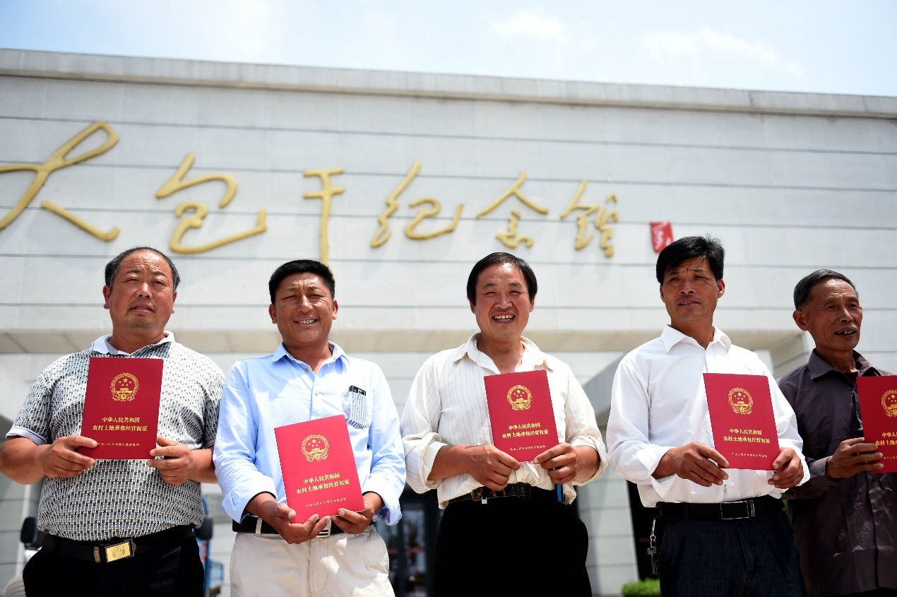 2015年7月8日,安徽省農(nóng)村土地承包經(jīng)營(yíng)權(quán)確權(quán)登記首批頒證啟動(dòng)儀式在鳳陽(yáng)縣小崗村舉行,，10多戶村民領(lǐng)到了《農(nóng)村土地承包經(jīng)營(yíng)權(quán)證》,。新華社記者 劉軍喜 攝