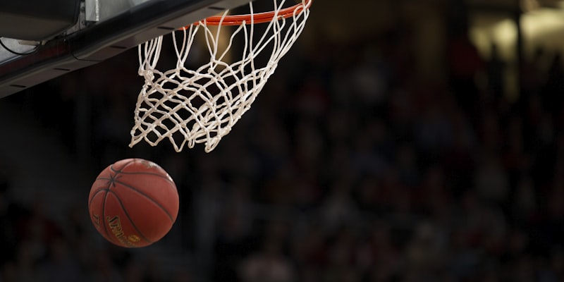 NBA篮球明星斯蒂芬库里在比赛中投三分球